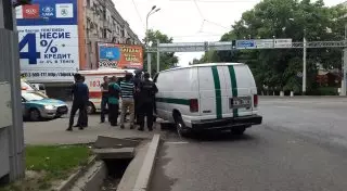 Инкассаторский фургон столкнулся с Lexus в центре Алматы