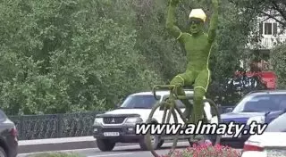 Скульптуры зеленых велосипедистов украсили Алматы