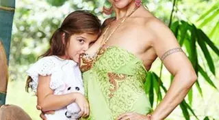 52-летняя мама кормит грудью свою 6-летнюю дочь