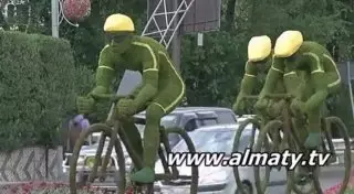 Цену цветочных фигур велосипедистов в Алматы объяснил акимат