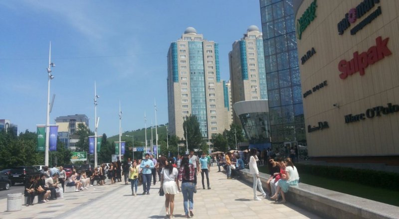 Посетители возле ТРЦ Dostyk Plaza. Фото©Айжан Тугельбаева.