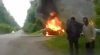 Кроссовер и грузовик сгорели после столкновения на трассе в ВКО