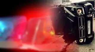 Mercedes Gelandewagen опрокинулся при столкновении с припаркованными авто в Астане