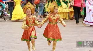 Тысячи алматинцев отмечают День защиты детей в Центральном парке