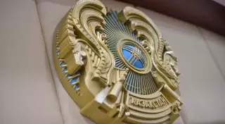 Производители госсимволов не успевают адаптироваться к новым стандартам герба в Казахстане