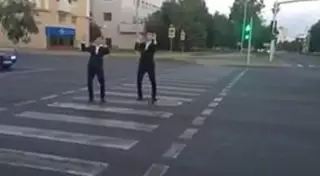 Сдачу ЕНТ-2015 абитуриенты отметили зажигательным танцем на "зебре" в Астане