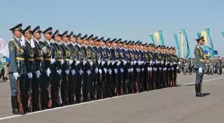 Казахстанской молодежи "устроили" армейскую школу