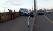 Девушка на Volkswagen Golf влетела в ограждение моста в Астане