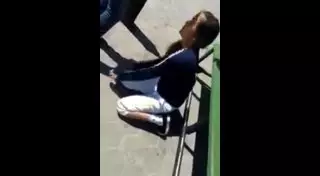 Казахстанские школьницы заставили девушку просить прощения на коленях