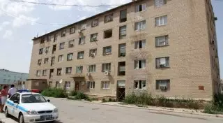 Жильцы обвалившегося общежития в Атырау заселяются в новые квартиры