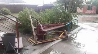 На Семей обрушился шквальный ветер