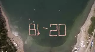 Около тысячи человек построили лого BI Group на воде в честь юбилея