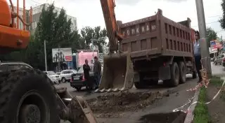 Асфальт провалился на улице Толе би в Алматы