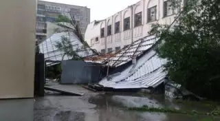 При урагане в Семее пострадали около 20 человек