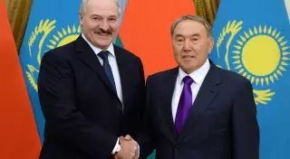Лукашенко наградил Назарбаева орденом Дружбы народов
