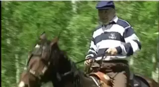 Опубликовано архивное видео Назарбаева на конной прогулке