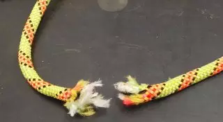 В Щучинске две нетрезвые девушки сорвались с 5-го этажа во время спуска по веревке