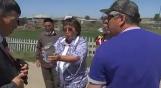 Акмолинского чиновника напоили вонючей водой