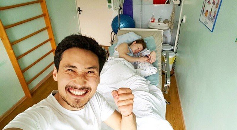 Мурат Мутурганов в родильной палате с женой и сыном. Фото со страницы артиста