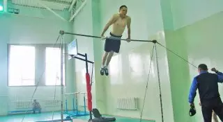 Казахстанский военный сделал "выход силой" на турнике более 500 раз за 1,5 часа