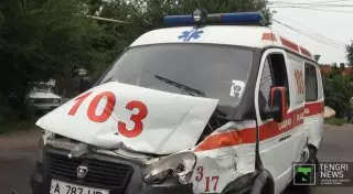 ДТП в Алматы: Hummer протаранил карету скорой помощи