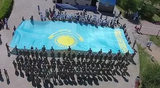 Самый большой флаг Казахстана пронесли по улицам Астаны