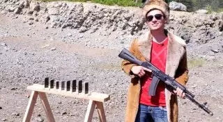 Сколько iPhone сможет пробить пуля из автомата Калашникова