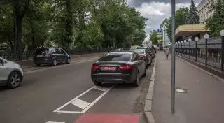 Дипломатов Казахстана уличили в парковке на велодорожке в Москве