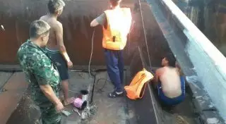 Парня затянуло под баржу во время купания в ВКО