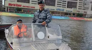 В Астане полицейский спас тонущего в реке мужчину