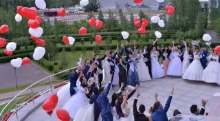 30 пар одновременно поженились в Астане