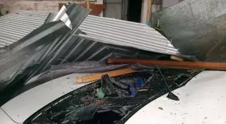 Ураган в Экибастузе сорвал крышу с многоэтажки и повалил деревья