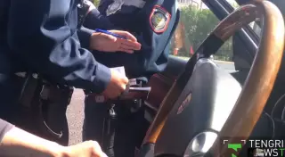 ДВД изучает видео потасовки полицейского и водителя на День столицы