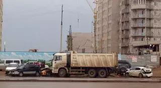 Грузовик протаранил несколько припаркованных авто в Астане