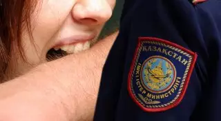 Пьяная женщина покусала полицейского в Южно-Казахстанской области