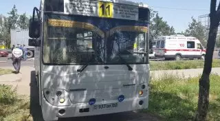 Автобус сбил насмерть женщину в Алматы