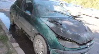 Отзывчивые водители не дали полностью сгореть авто в Астане