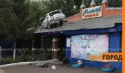 Авто залетело на крышу кафе в Уральске