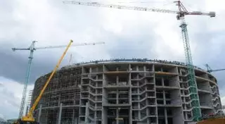 Один из упавших с 20-метровой высоты в Астане строителей в коме