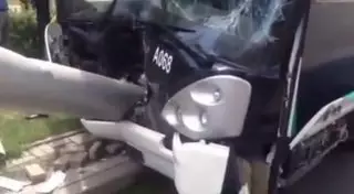 Пассажирский автобус врезался в столб в Астане: Пострадали 23 человека