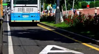 Более половины опрошенных водителей Алматы винят полосу для автобусов в создании заторов