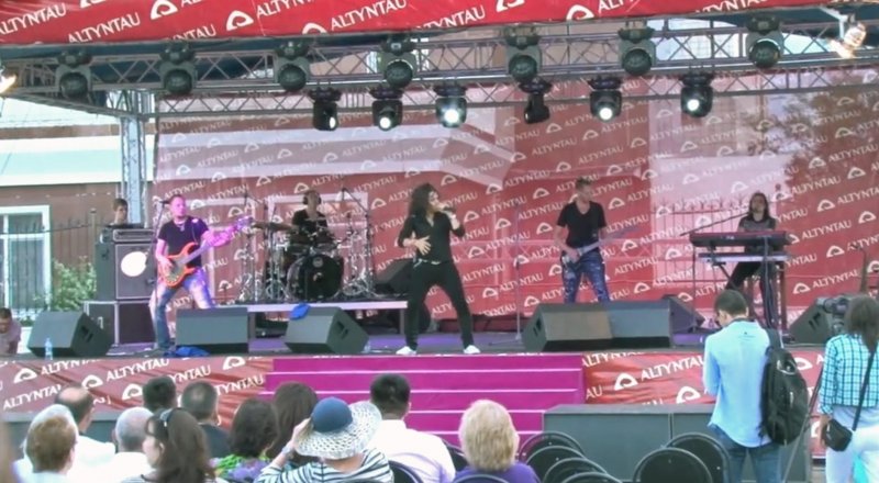 Выступление группы "Земляне". Кадр из видеоролика Ильгизар Стыбаев/Vk.com 