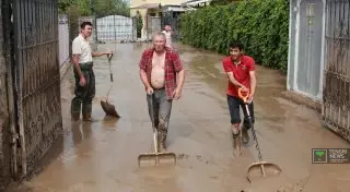 Как алматинцы держат удар стихии