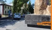 Автомобиль протаранил памятник Маншук Маметовой в Уральске