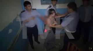 Девушки в Шымкенте устроили "теплый" прием полицейским