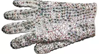 Перчатка Майкла Джексона ушла с молотка за 65 тысяч долларов