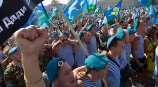 Российские десантники пообещали не бить геев в День ВДВ
