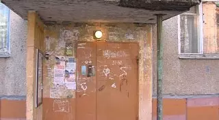 Плита с козырька подъезда придавила насмерть 5-летнего мальчика в Караганде