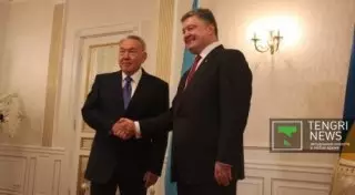Назарбаев провел телефонный разговор с Порошенко