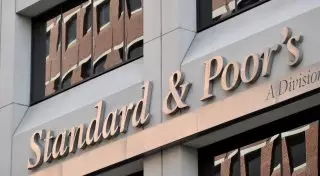 S & P ухудшило прогноз по рейтингу ЕС со стабильного до негативного